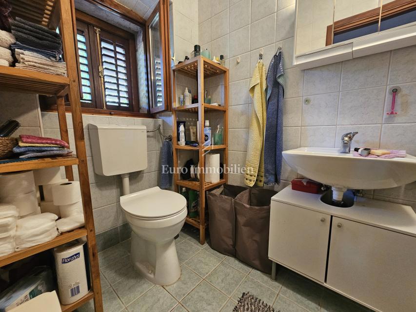 Hiša na Krku z velikim vrtom, potencial!