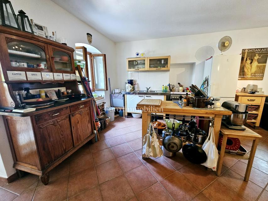 Hiša na Krku z velikim vrtom, potencial!