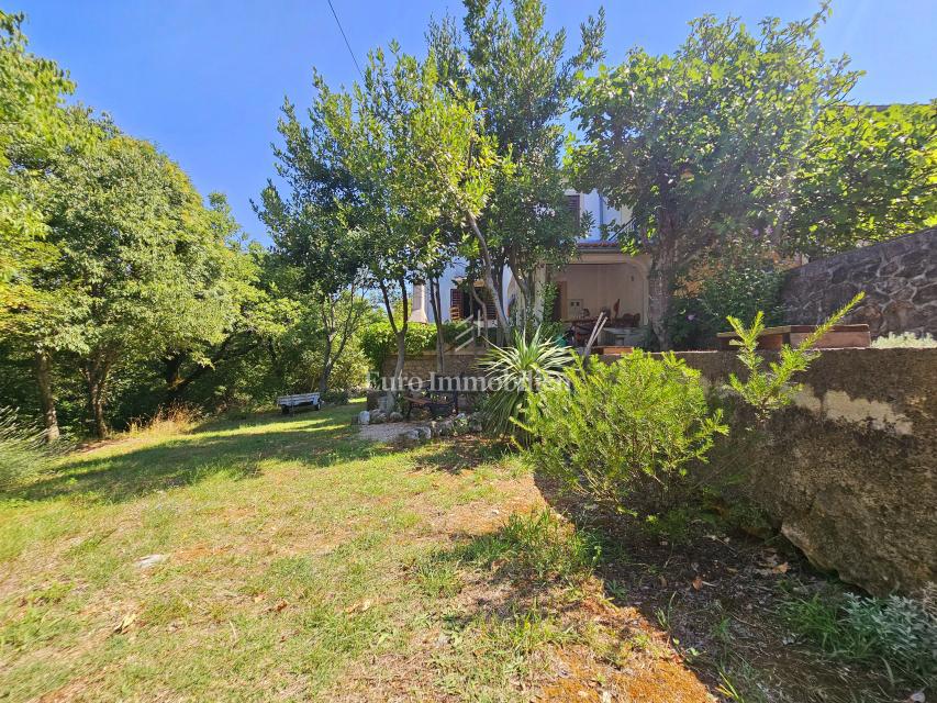 Hiša na Krku z velikim vrtom, potencial!