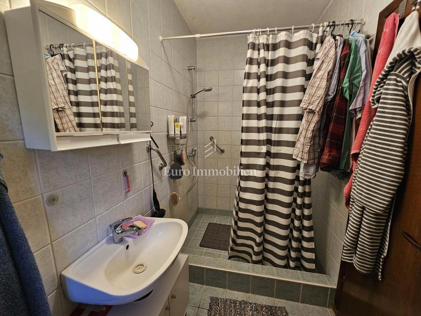 Hiša na Krku z velikim vrtom, potencial!