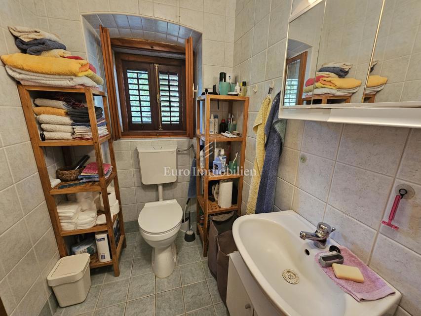 Hiša na Krku z velikim vrtom, potencial!