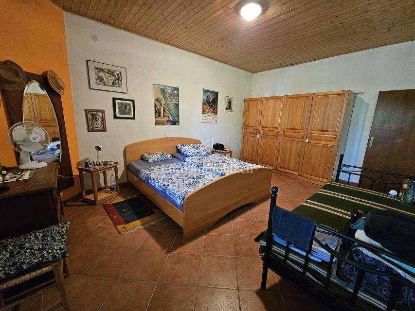 Hiša na Krku z velikim vrtom, potencial!