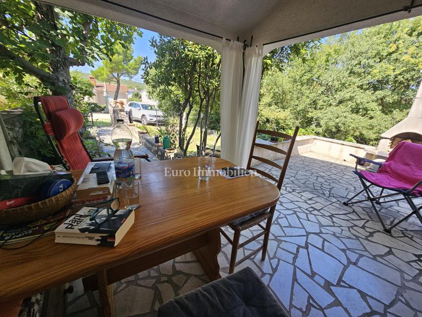 Hiša na Krku z velikim vrtom, potencial!