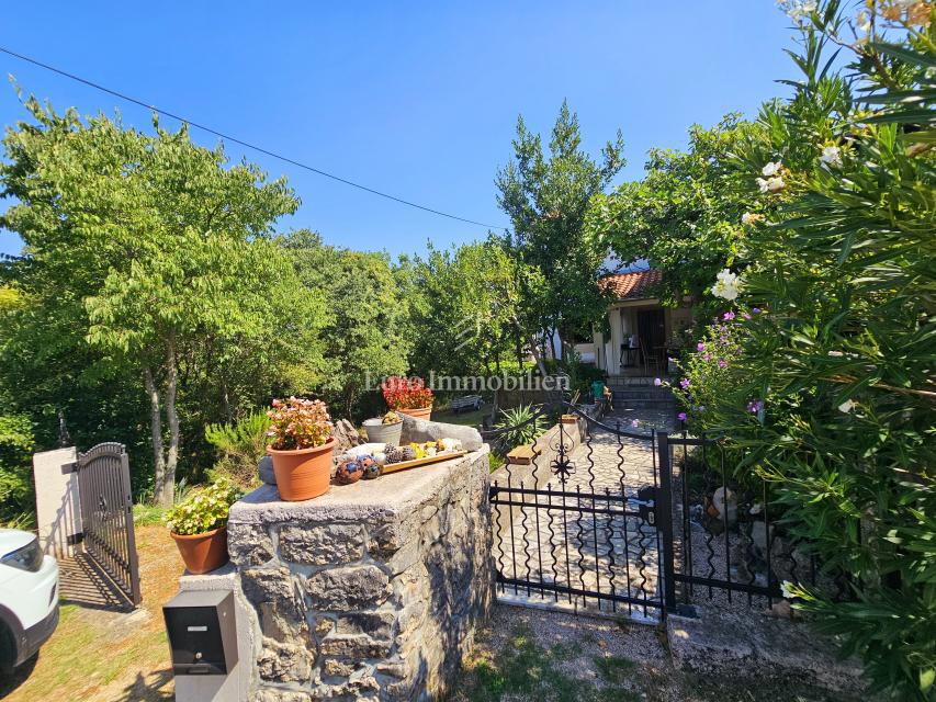 Hiša na Krku z velikim vrtom, potencial!