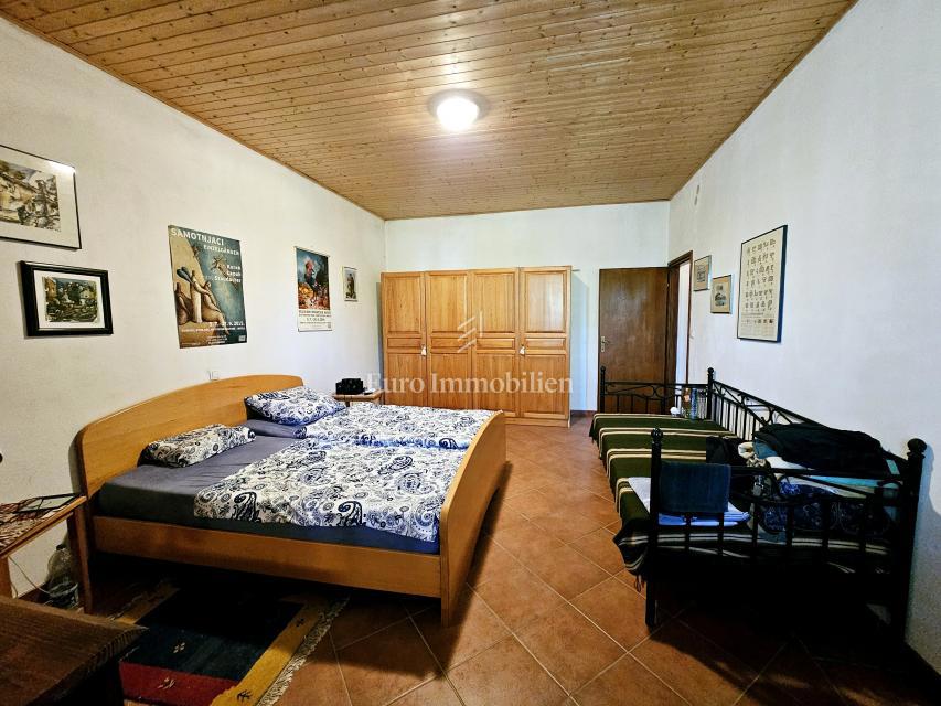 Hiša na Krku z velikim vrtom, potencial!