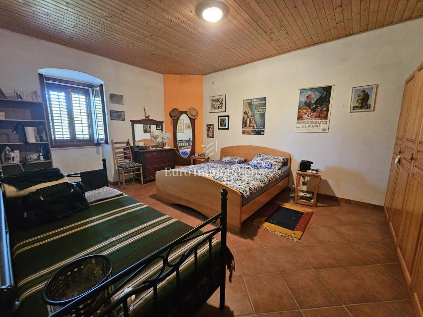 Hiša na Krku z velikim vrtom, potencial!