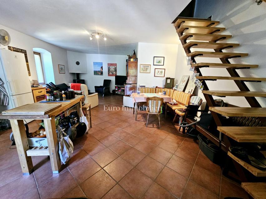 Hiša na Krku z velikim vrtom, potencial!