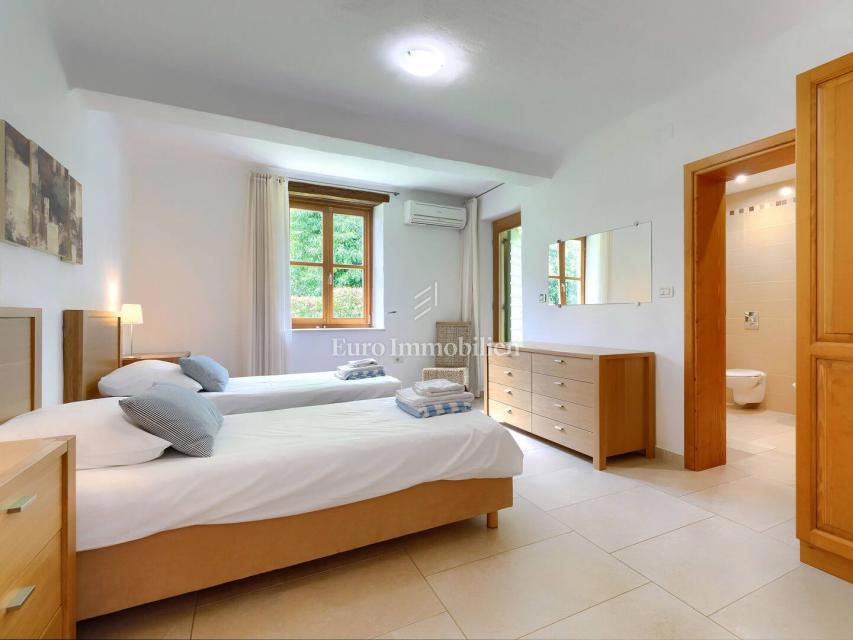 Kamna hiša z bazenom in prostornim vrtom, Buje