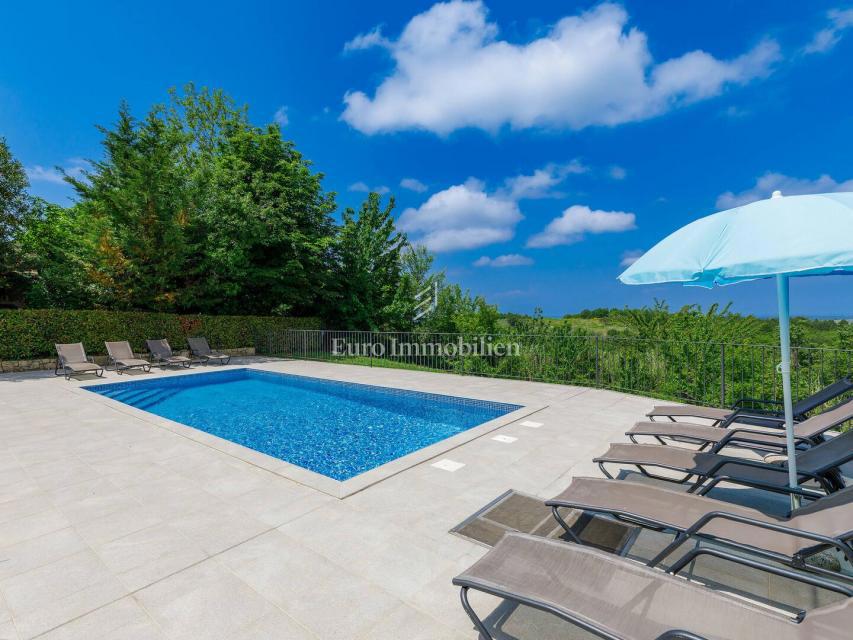 Kamna hiša z bazenom in prostornim vrtom, Buje