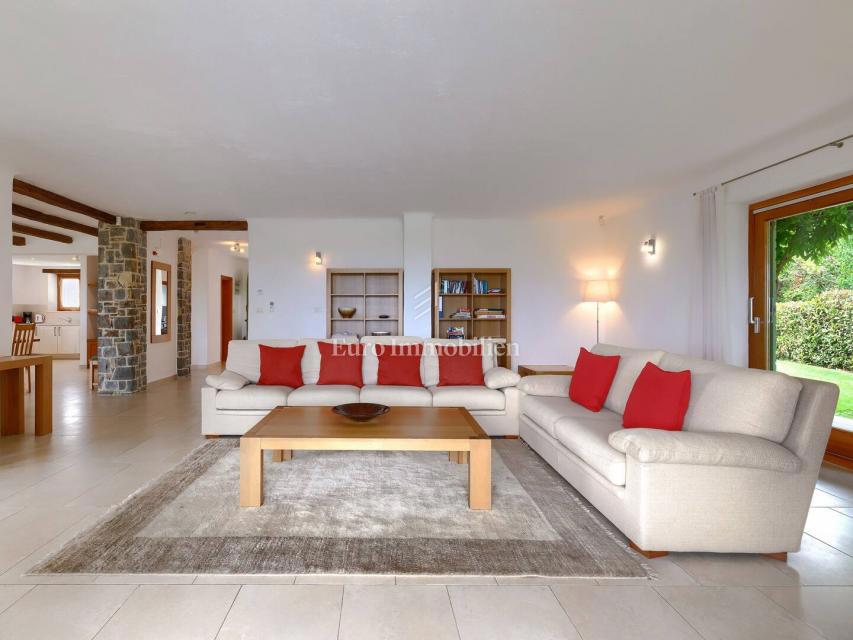 Kamna hiša z bazenom in prostornim vrtom, Buje