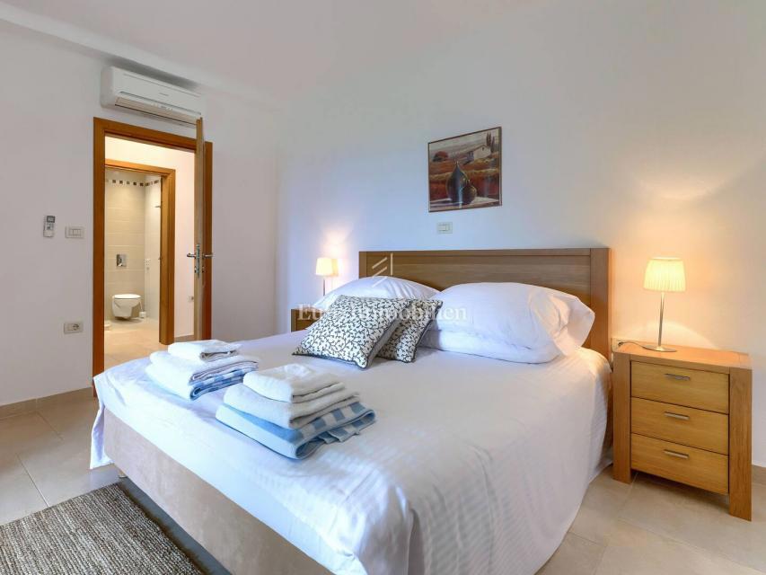 Kamna hiša z bazenom in prostornim vrtom, Buje