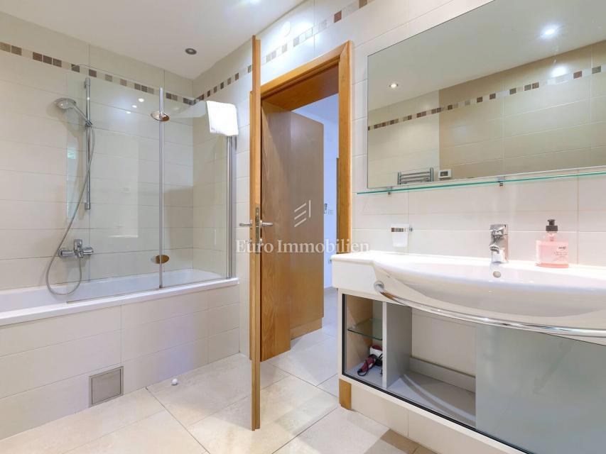 Kamna hiša z bazenom in prostornim vrtom, Buje