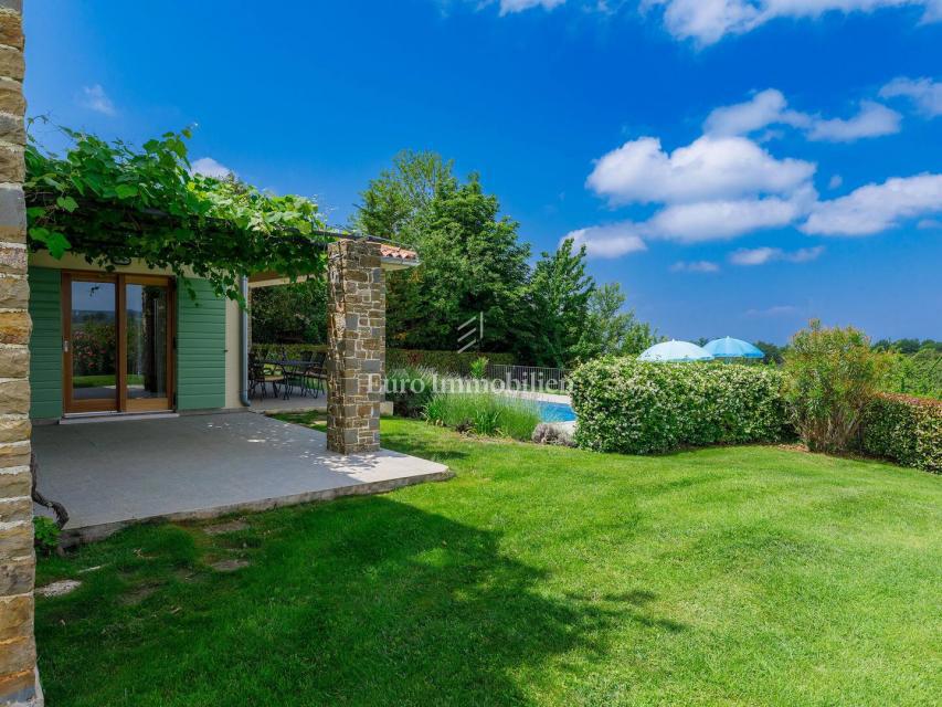 Kamna hiša z bazenom in prostornim vrtom, Buje