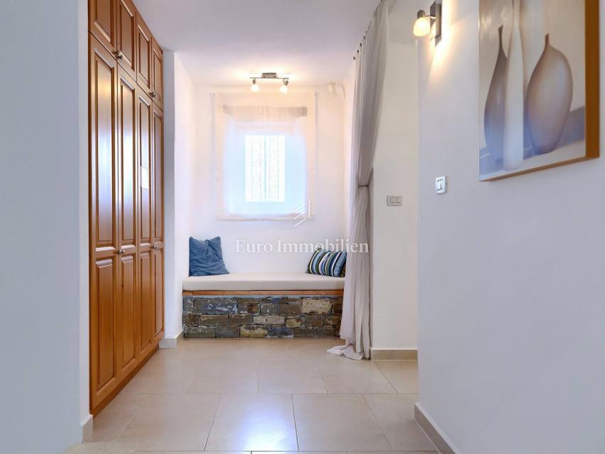 Kamna hiša z bazenom in prostornim vrtom, Buje