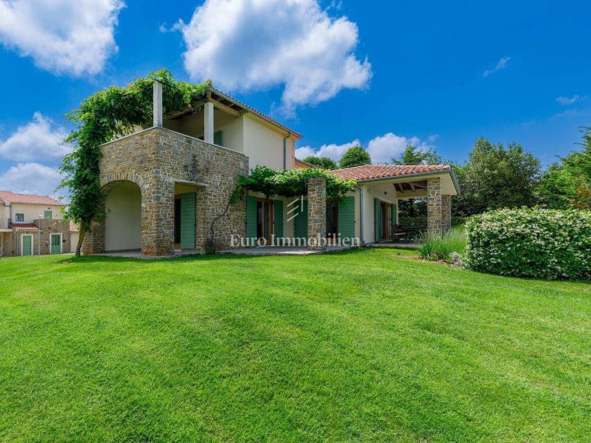 Kamna hiša z bazenom in prostornim vrtom, Buje