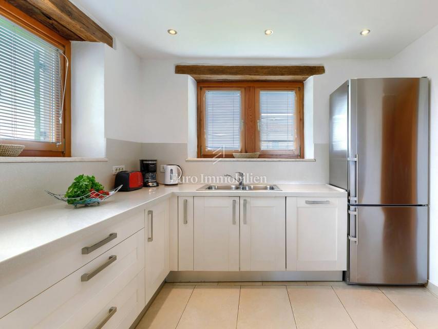 Kamna hiša z bazenom in prostornim vrtom, Buje