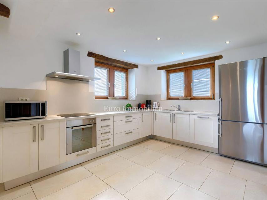 Kamna hiša z bazenom in prostornim vrtom, Buje