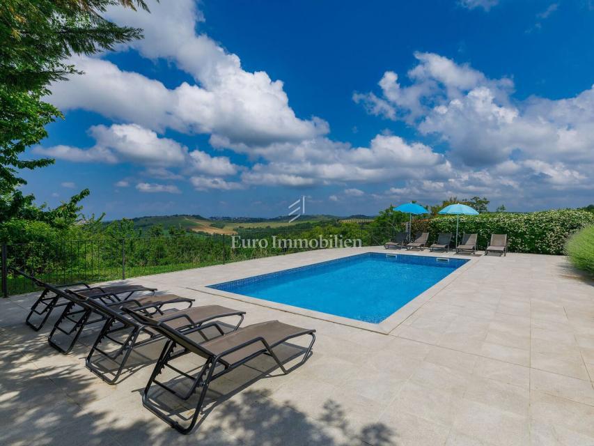 Kamna hiša z bazenom in prostornim vrtom, Buje