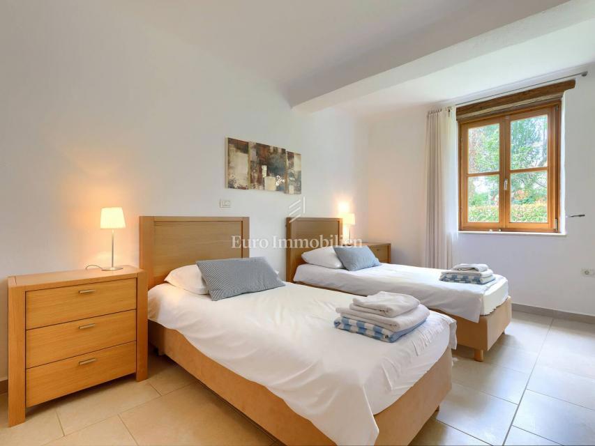 Kamna hiša z bazenom in prostornim vrtom, Buje