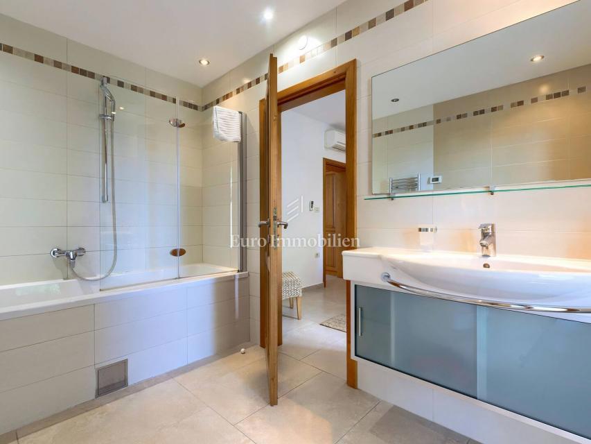 Kamna hiša z bazenom in prostornim vrtom, Buje