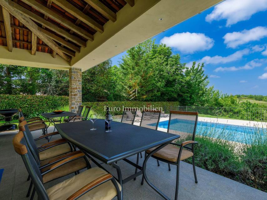 Kamna hiša z bazenom in prostornim vrtom, Buje