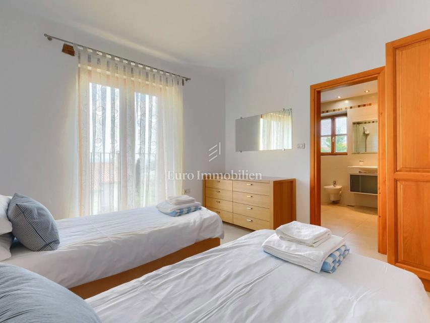 Kamna hiša z bazenom in prostornim vrtom, Buje