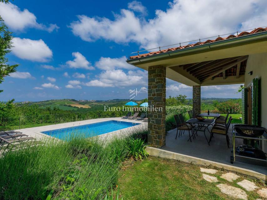 Kamna hiša z bazenom in prostornim vrtom, Buje