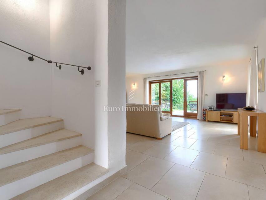 Kamna hiša z bazenom in prostornim vrtom, Buje