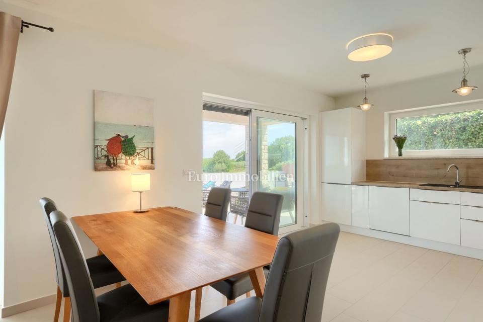 Mediteranska hiša z pogledom na morje