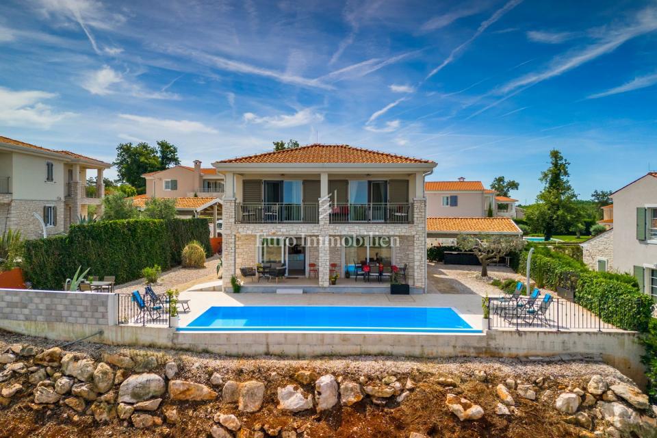 Mediteranska hiša z pogledom na morje