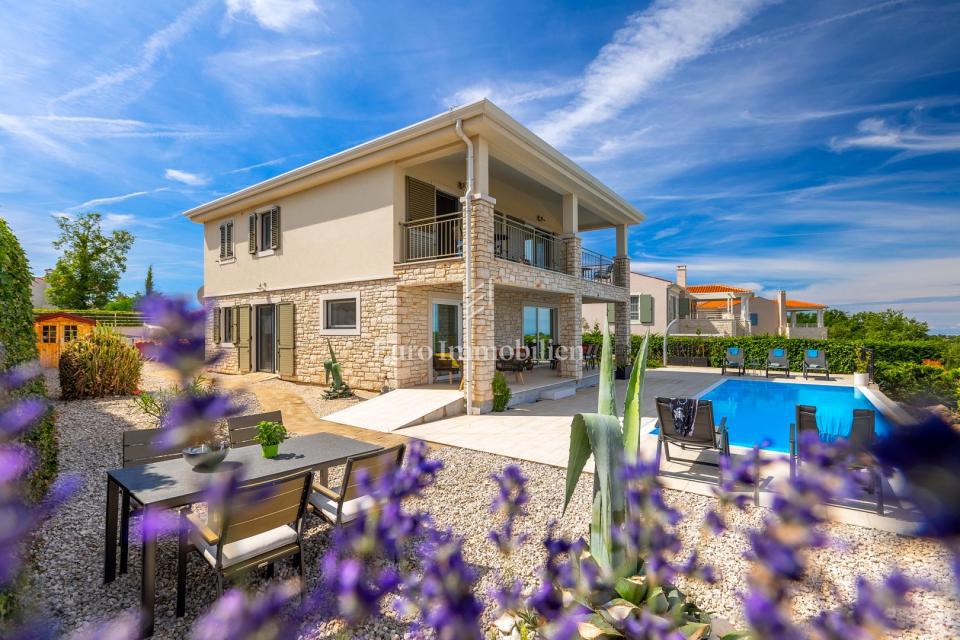 Mediteranska hiša z pogledom na morje