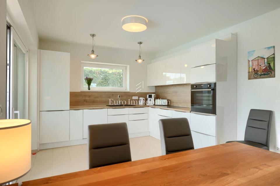 Mediteranska hiša z pogledom na morje