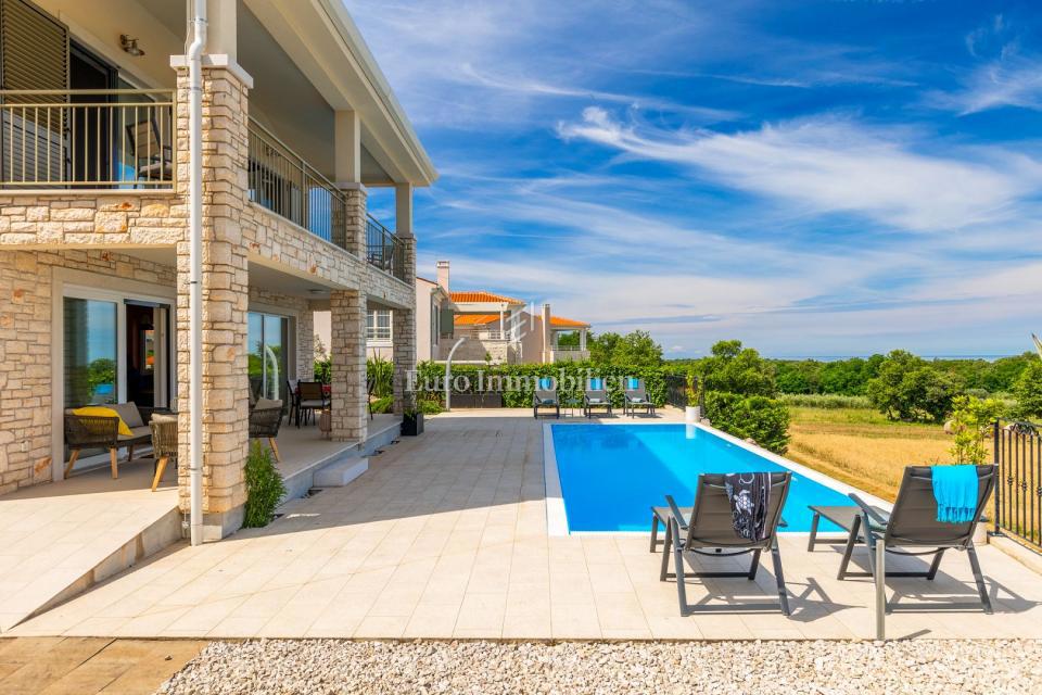 Mediteranska hiša z pogledom na morje