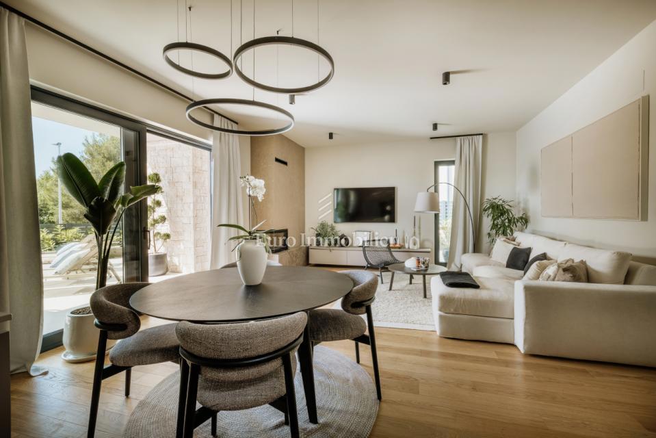 Moderna hiša z bazenom v okolici Poreča