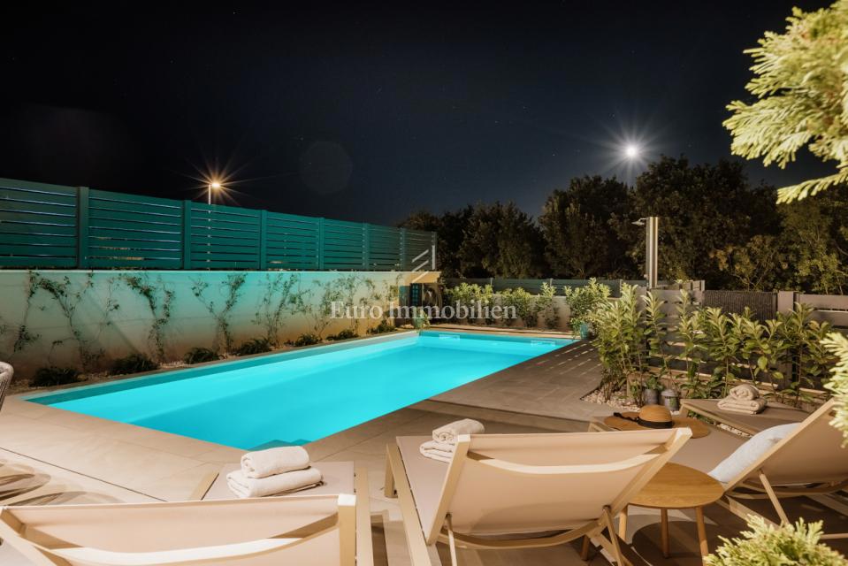 Moderna hiša z bazenom v okolici Poreča