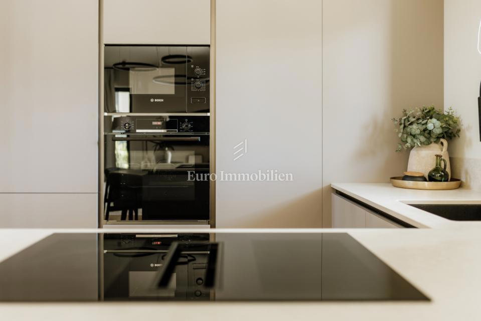 Moderna hiša z bazenom v okolici Poreča