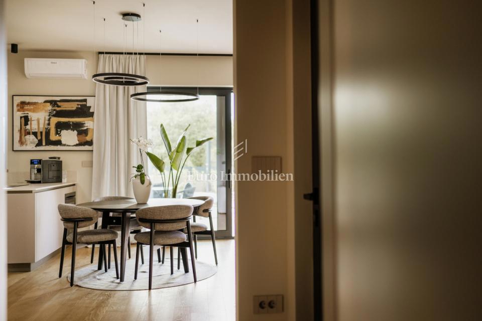 Moderna hiša z bazenom v okolici Poreča