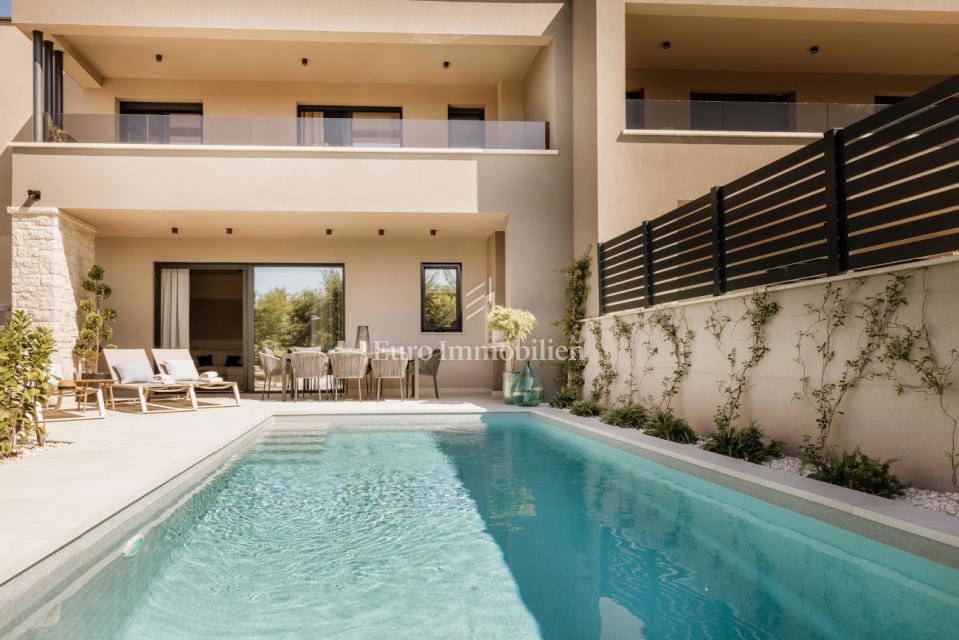 Moderna hiša z bazenom v okolici Poreča