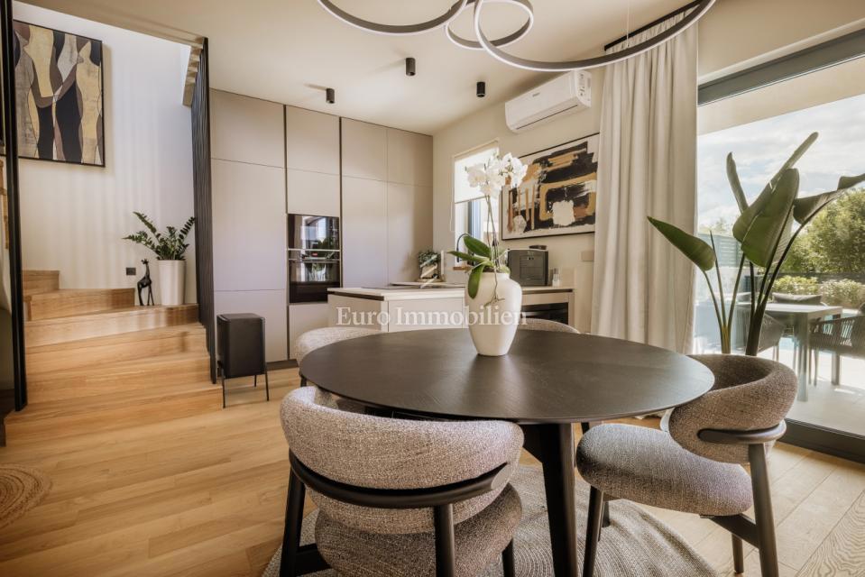 Moderna hiša z bazenom v okolici Poreča