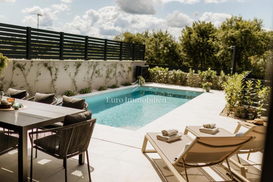 Moderna hiša z bazenom v okolici Poreča