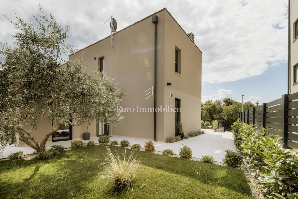 Moderna hiša z bazenom v okolici Poreča