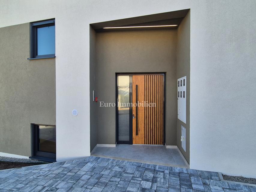 Opremljeno penthouse v novogradnji