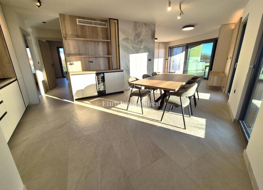 Opremljeno penthouse v novogradnji