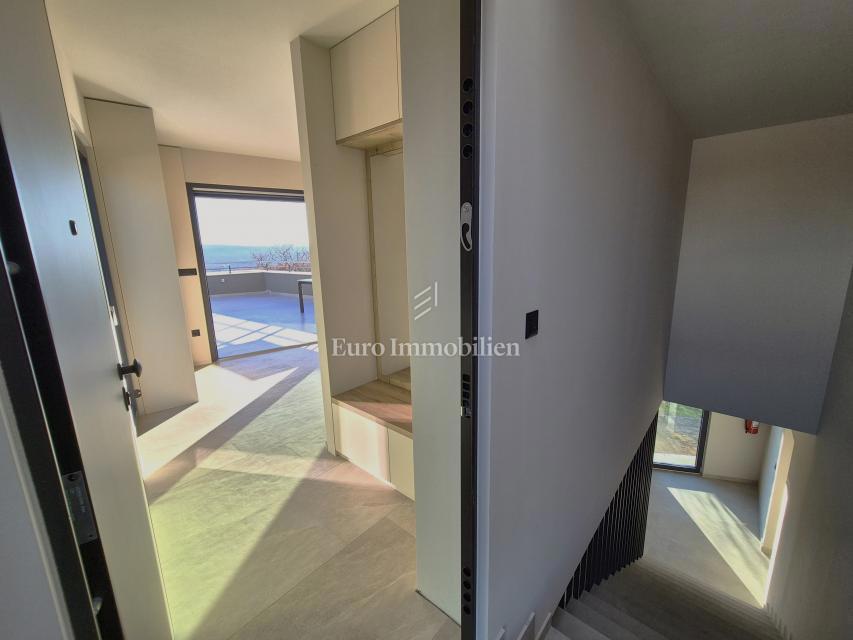 Opremljeno penthouse v novogradnji