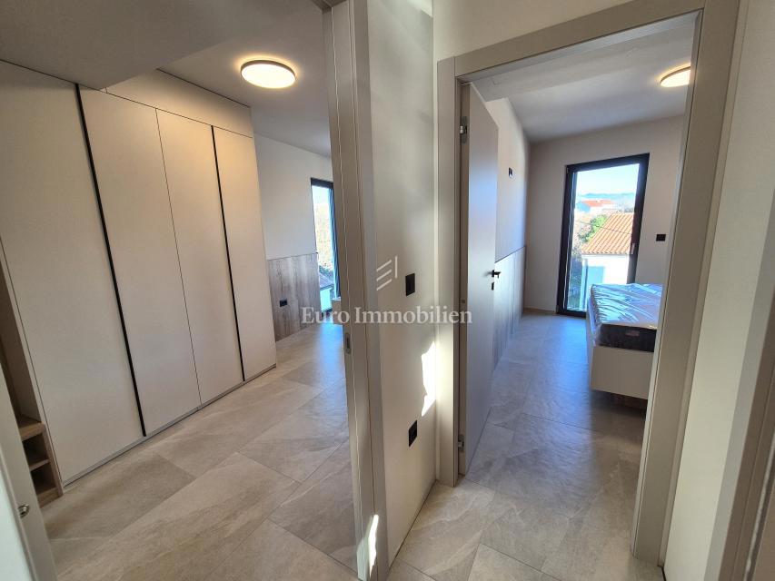 Opremljeno penthouse v novogradnji