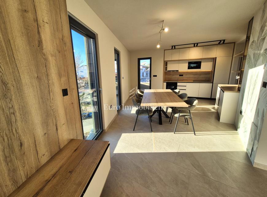 Opremljeno penthouse v novogradnji