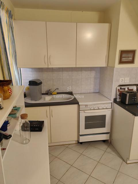 Samostojna hiša z dvema stanovanjem, 350 m od morja!