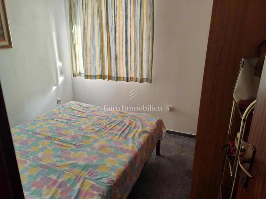 Samostojna hiša z dvema stanovanjem, 350 m od morja!