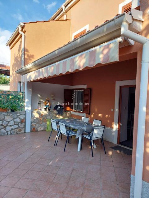 Samostojna hiša z dvema stanovanjem, 350 m od morja!