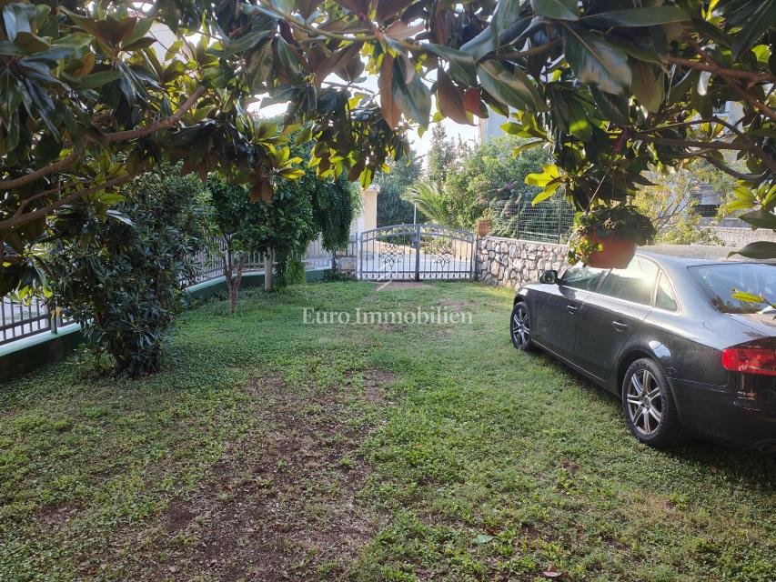 Samostojna hiša z dvema stanovanjem, 350 m od morja!